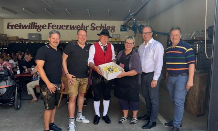 Dorffest Schlag: Mangotorte bringt 1100 Euro für Feuerwehr