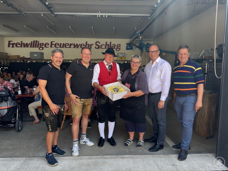 MdL Martin Behringer übergibt die gespendete Mangotorte an die FFW Schlag – unterstützt vom Musikverein Schlag und Vertretern aus Politik und Feuerwehr. MdL Martin Behringer übergibt die gespendete Mangotorte an die FFW Schlag – unterstützt vom Musikverein Schlag und Vertretern aus Politik und Feuerwehr.