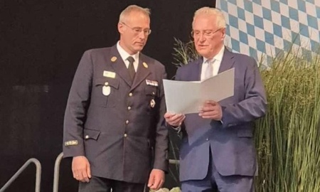 Kreisbrandinspektor Markus Huber erhält das Steckkreuz