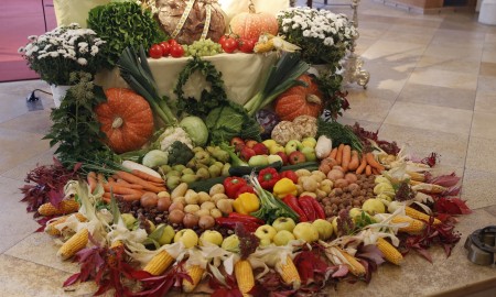 Die Erde meint es gut mit uns – Schönberger Erntedankgottesdienst trotz Regen gefeiert