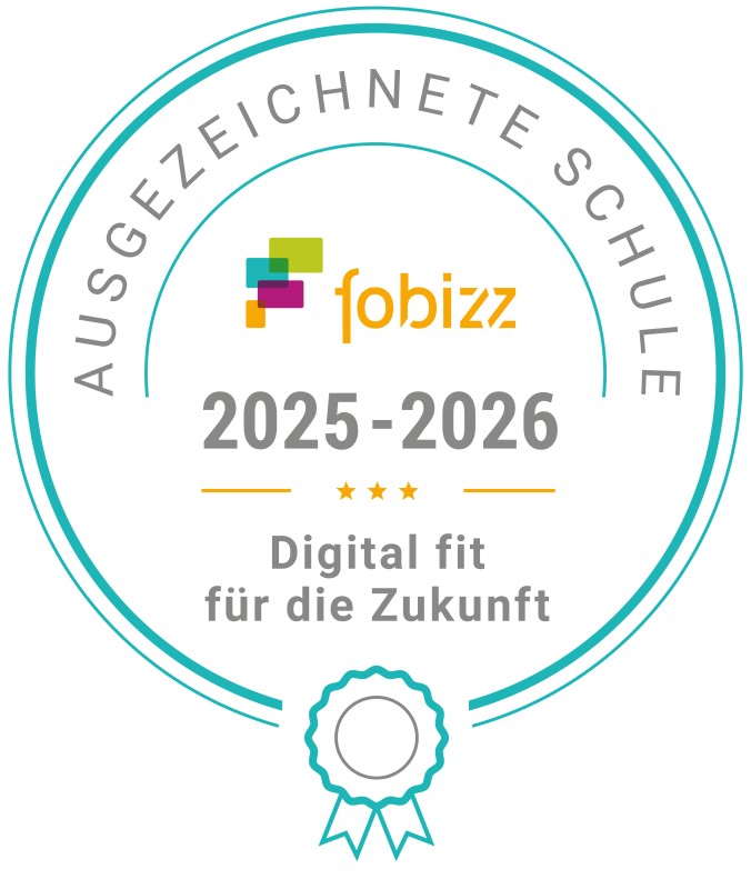 Die Grundschule Spiegelau trägt den Titel fobizz Schule 2025/26. Rundes Siegel mit der Aufschrift Ausgezeichnete Schule, fobizz, 2025-2026 und Digital fit für die Zukunft.