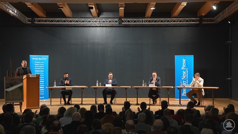Von links nach rechts: Moderator Andreas Nigl, Muhanad Al-Halak (Freie Bürger), Jonas Höcker (CSU), Armin Krause (SPD) und Alexander Mayer (Freie Wähler) bei der Podiumsdiskussion zur Kommunalwahl 2026 in Grafenau. Podiumsdiskussion zur Kommunalwahl 2026 in Grafenau auf der Kulturbühne Haus i. Wald mit Moderator Andreas Nigl und den Bürgermeisterkandidaten Al-Halak, Höcker, Krause und Mayer vor Publikum.