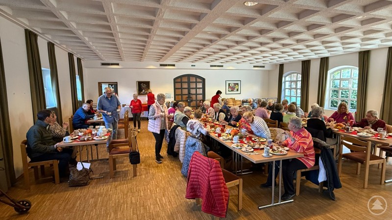 Zusammen geht was: Beim Frühstückstreff der Caritas in Vilshofen kommen Alleinstehende ins Gespräch und verbringen gemeinsame Zeit. Ein großer Saal mit langen Tischen, an denen zahlreiche ältere Menschen gemeinsam frühstücken. Ehrenamtliche Helferinnen bewegen sich zwischen den Tischen, servieren Kaffee und kommen mit den Gästen ins Gespräch.