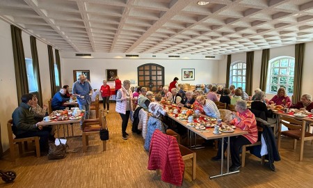 Fr&uuml;hst&uuml;ckstreff in Vilshofen verbindet Alleinstehende und Generationen