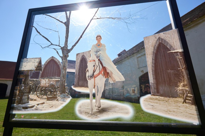 Flyer/Grafik zum Event: Mit dem BöhmerwaldCourier auf den Spuren Aschenbrödls – Ein märchenhafter Tagesausflug am Di., 31.03.2026 - Di., 07.04.2026