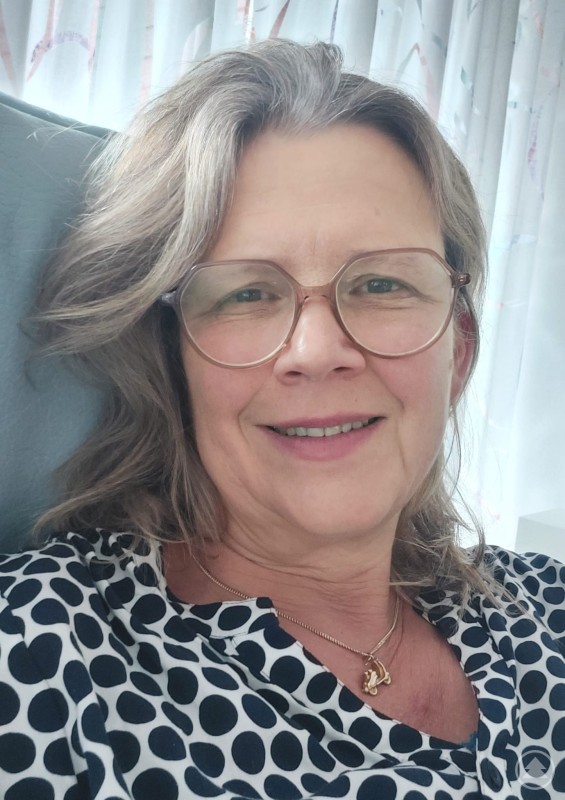 Pia Büttner begleitet Menschen auf ihren Lebenswegen Selfie von Pia Büttner auf der Couch mit Brille