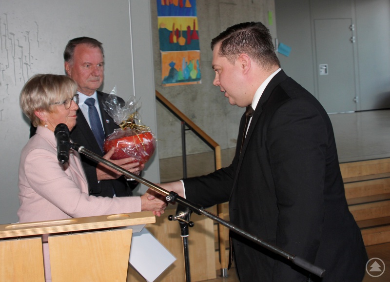 Der ehemalige Landrat Michael Adam (re.) wurde vom stellvertretenden Landrat Willi Killinger und der neuen Landrätin Rita Röhrl verabschiedet.