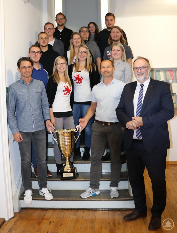 Oberbürgermeister Jürgen Dupper (1. vorne rechts) und Sabine Schmied-Recha, Personalratsvorsitzende (2. hinten Mitte), freuen sich gemeinsam mit der Siegermannschaft.