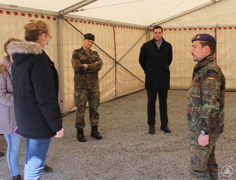 Oberstabsarzt Michael Gebhardt (von rechts) erläuterte Landrat Sebastian Gruber, Kommandeur Oberstleutnant Matthias Blaesing sowie Annegret Kerber, Hygienefachkraft der Kliniken Am Goldenen Steig, wie die Abstriche im Drive-through-Verfahren auf dem Volksfestplatz ablaufen werden.