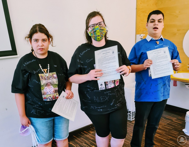 Drei stolze Absolventen 2020: Lea Rieger, Manuel Preißer, Jana Luksch. Michael Keil konnte leider aus gesundheitlichen Gründen an der Feier nicht teilnehmen.