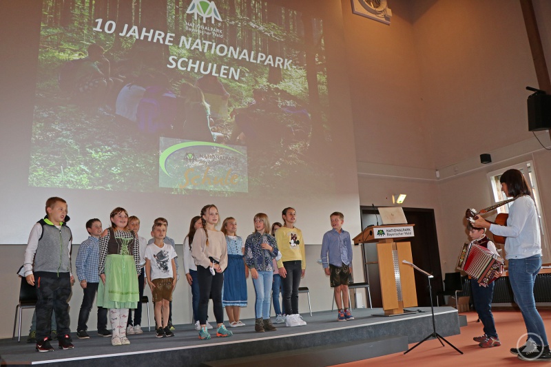 Zwei Musikstücke hatten die Schüler der Heinz-Theuerjahr-Grundschule Neuschönau extra für den zehnten Geburtstag des Projektes einstudiert.