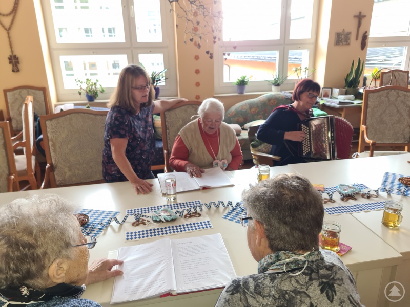 (v.li.) Die SENTA-Leitung Uschi Ratzesberger und SENTA-Koordinatorín Heidi Teufel legten sich musikalisch ordentlich ins Zeug. SENTA-Gast Monika Kubitschek (Mitte).