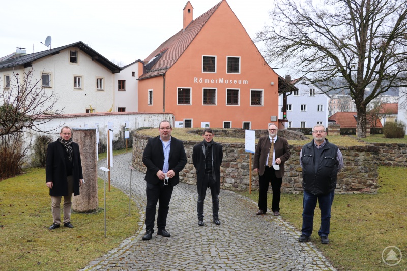 Oberbürgermeister Jürgen Dupper (2 von rechts) freut sich gemeinsam mit Kulturreferent Dr. Bernhard Forster (von links) und Stadtarchäologe Dr. Thomas Maurer über den Besuch von Gust Zitzlsperger, Geschäftsführer der Gemeinde Aldersbach, und Fritz Greiler, Kultur- und Tourismusbeauftragter der Gemeinde Aldersbach.