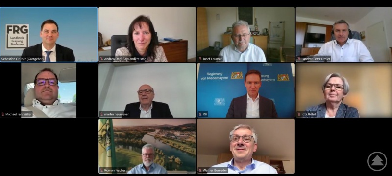 Mehr Rücksicht vom Bund auf die Belange und Belastungen der Landkreise forderten die niederbayerischen Landräte um den Bezirksvorsitzenden, Sebastian Gruber, Landrat von Freyung-Grafenau (oben links) auf ihrem jüngsten virtuellen Treffen, an dem auch Regierungspräsident Rainer Haselbeck (zweite Reihe, Zweiter von rechts) teilnahm.