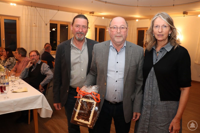 Der Vorsitzende der Gesamt-MAV Thorsten Wagner (li.) und seine Stellvertreterin Susanne Borger danken dem „Gründungsvater“ Hans-Peter Stolz für seinen großen Einsatz in den 30 Jahren.