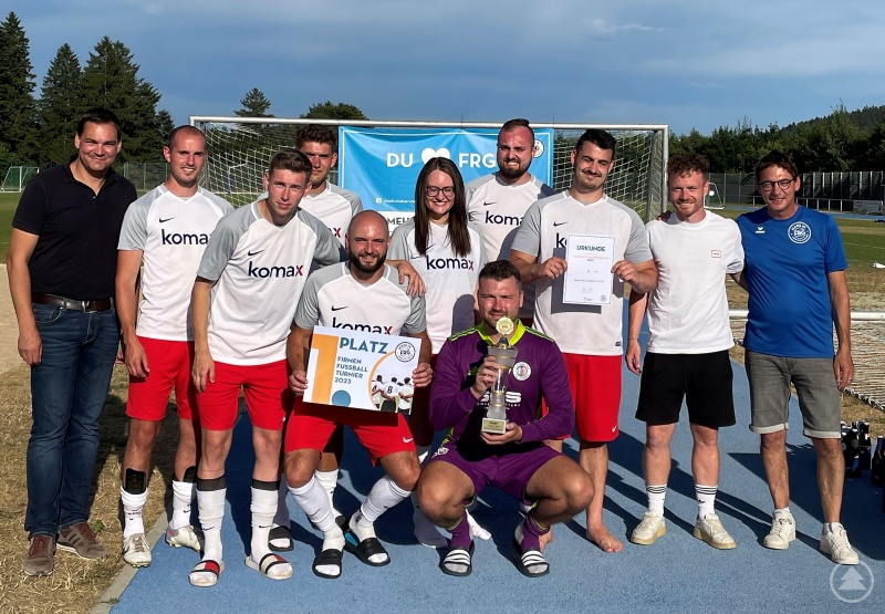 Den Sieg beim 1. MADE in FRG-Cup konnte sich die Komax SLE GmbH & Co. KG aus Grafenau sichern. Landrat Sebastian Gruber (links) sowie Regionalmanager Stefan Schuster und Wirtschaftsreferent Johannes Gastinger (von rechts) gratulierten herzlich.