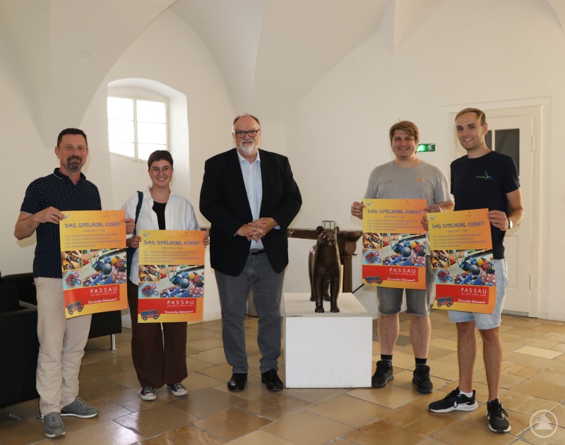Oberbürgermeister Jürgen Dupper (Mitte) präsentiert zusammen mit Stadtjugendpfleger Edmund Kriegl (1 v. links), Lou Schraml (2. v. links), Georgi Buchmeier (2. v. rechts) und Tobias Waldherr (1. v. rechts) vom Stadtjugendring das diesjährige Programm des Spielmobil.