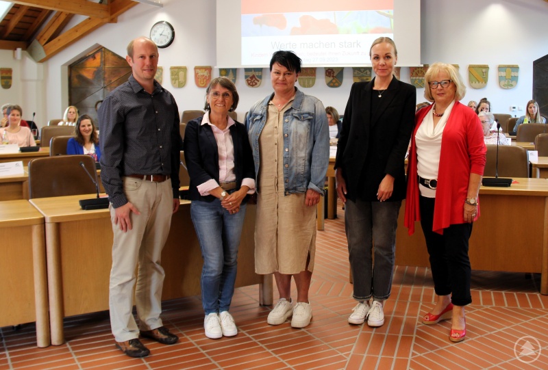 Waren sich einig, dass die Vermittlung von Werten eine wichtige Rolle bei der Entwicklung von Kindern und Jugendlichen spielt (von links): Thomas Seidl, Sachgebietsleiter des Amts für Kinder und Familie, Referentin Monika Veit, Manuela Schwarz und Magdalena Ragaller von der der Koordinierenden Kinderschutzstelle sowie stellvertretende Landrätin Helga Weinberger.