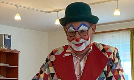 Clown zaubert Lachen auf die Gesichter von Kindern und Senioren
