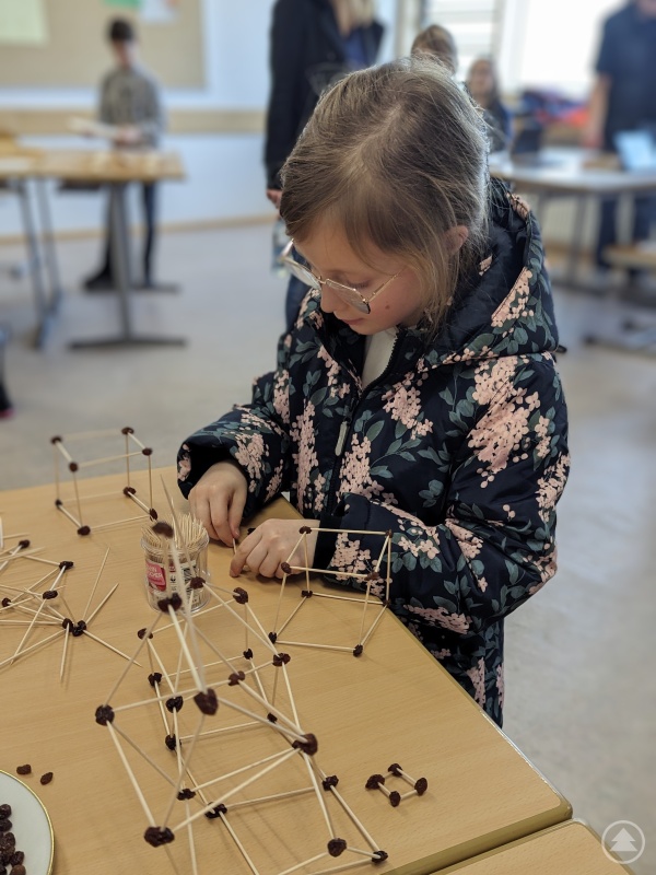 So macht Mathe Spaß: Würfel bauen mit Zahnstocher und Rosinen
