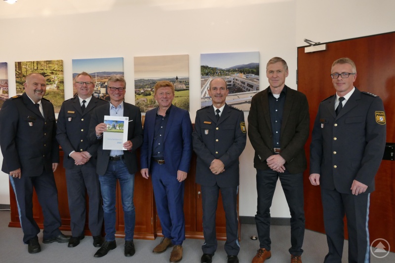 Von links nach rechts: PVP Gigler, PD Völkl, Landrat Bernd Sibler, LKD Mader, EPHK Kastl, EKHK Bogner, EPHK Schlenz