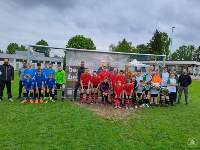 Caritas: Die Teams, Trainer und Verantwortlichen beim Fußball-Turnier der Förderzentren für geistige Entwicklung. Das Miteinander ist entscheidend.