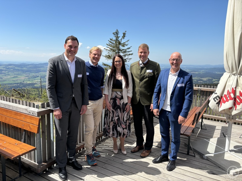 Die Organisatoren und Redner des 2. Bayerisch-tschechischen Wirtschaftsfrühstücks: (v. li. n. re.) Landrat Sebastian Gruber, Keynote-Speaker Benedikt Böhm, Netzwerkmanagerin Jaroslava Pongratz, Bezirkstagspräsident Dr. Olaf Heinrich und EDM-Geschäftsführer Kaspar Sammer.