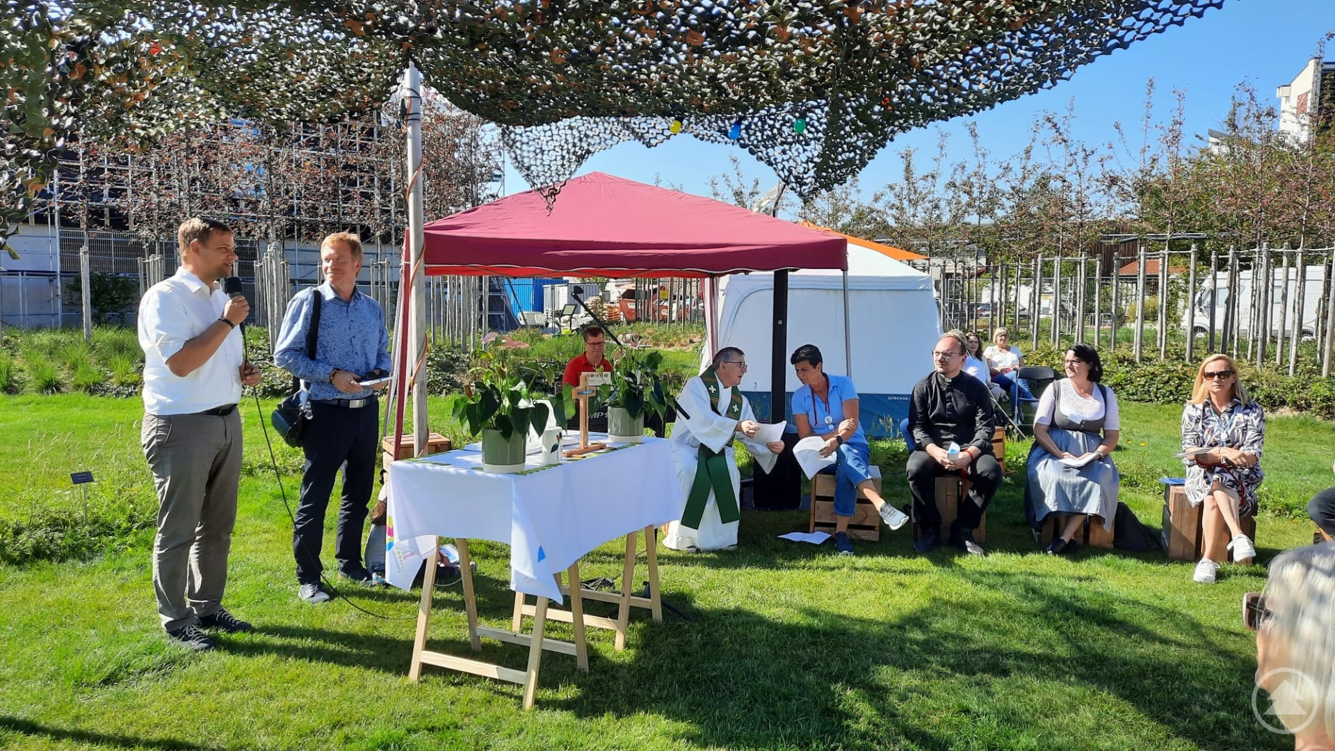 Bürgermeister Dr. Olaf Heinrich (1. v. li.) und sein Amtskollege aus Kirchheim, Stephan Keck (2. v. li.), begrüßen die Delegationen von Pfarrgemeinde und Stadt Freyung.