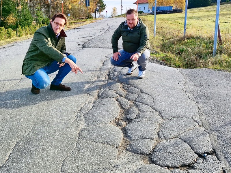 Die Staatsstraße 2127 muss von der Ortsmitte Finsterau bis zum Wistlberg dringend saniert werden: MdL Dr. Stefan Ebner (li.) und der Mauther Interimsbürgermeister Heiner Kilger (re.) begutachten den schlechten Zustand des Streckenabschnitts.