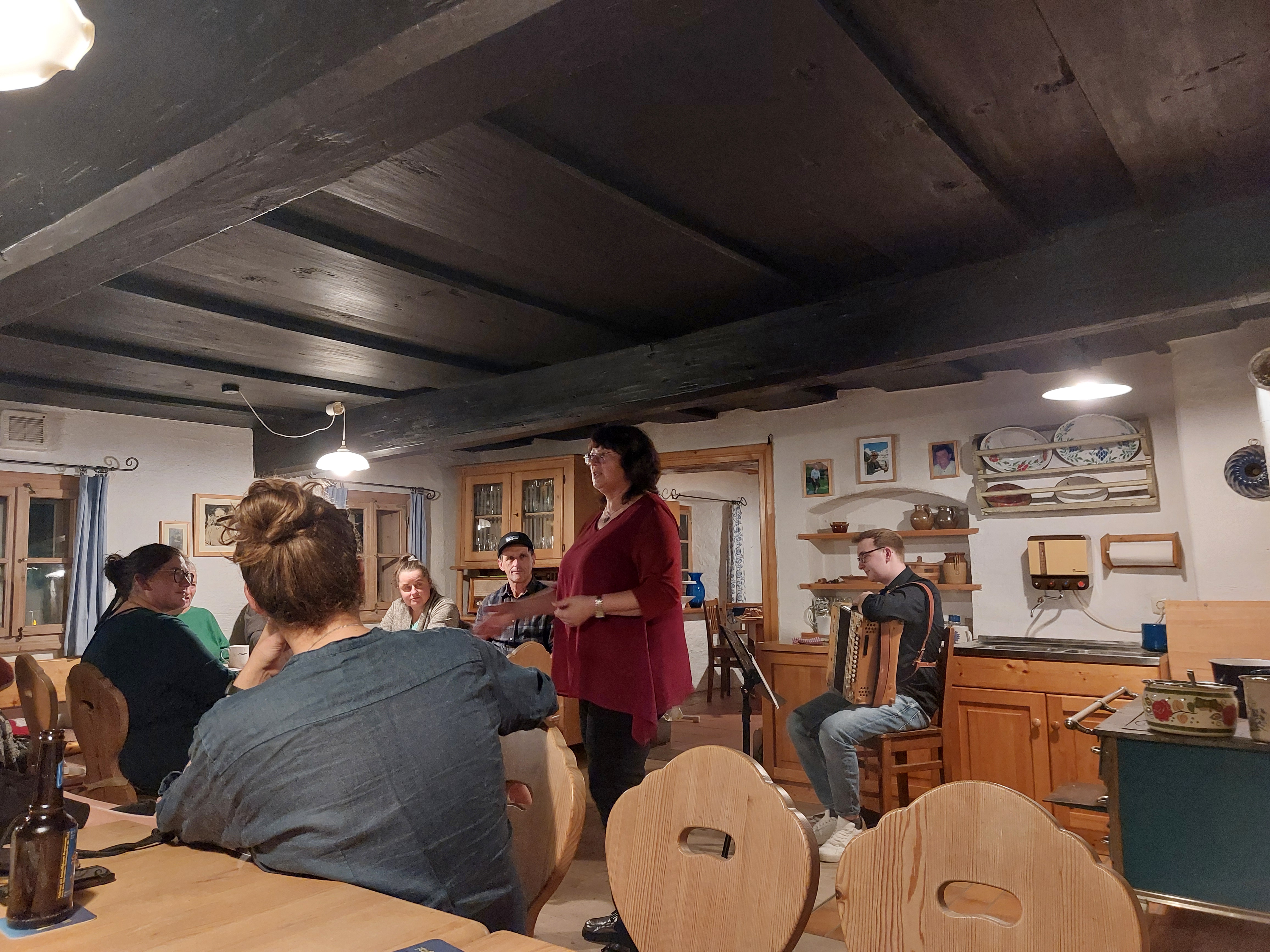 „Kopfkino angesagt: Gebannt lauscht das Publikum Geschichtenerzählerin Christine Graf (stehend).“