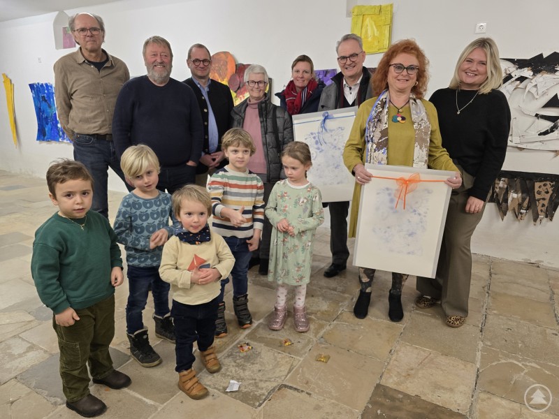 Kleine Kunst ganz Groß. Bei der Vernissage in Passau v.li.: Ernst Zahnweh, Hubert Huber, Kulturreferent Bernhard Forster, Waltraud Danzig, Melanie Krieger Caritas-Abteilungsleiterin Kita, Caritasvorstand Stefan Seiderer, Bürgemeisterin Eika Träger und die Kita-Leiterin Constanze Simmel. 20250213_Kunst in der Kita Alle.jpg
