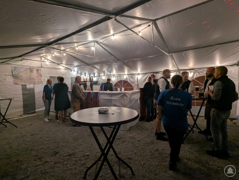 Neben Bier wurden an der Bar auch Cocktails, Schnäpse und Wein ausgeschenkt. Bar im Weissbräu-Festzelt beim 140 Jahre BayerWeizen Jubliäum