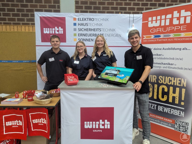 Messestand mit lächelnden Mitarbeitern der Wirth-Gruppe aus Hengersberg