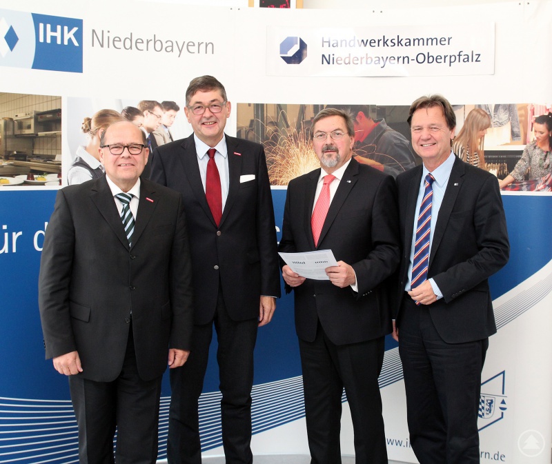 Präsentierten gemeinsam die Ergebnisse der Konjunkturumfrage von IHK und Handwerkskammer: IHK-Hauptgeschäftsführer Walter Keilbart, IHK-Präsident Dr. Josef Dachs, HWK-Präsident Dr. Georg Haber und HWK-Hauptgeschäftsführer Toni Hinterdobler (von rechts)