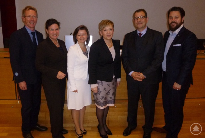 Von links nach rechts: Dr. Carsten Jürgens, Computacenter AG & Co. oHG, Bettina Siebel, Landesgeschäftsführerin der WJ Bayern e.V., Susen Knabner, designierte Landesvorsitzende 2016 der WJ Bayern e.V., Ministerialdirigentin Brigitta Brunner, Bayerisches Staatsministerium des Innern, für Bau und Verkehr, Michael George, Bayerisches Landesamt für Verfassungsschutz und Ingo Keller, Landesvorsitzender 2015 der WJ Bayern e.V.. (Bild: Bettina Siebel)
