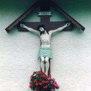 Kreuz an der Hauswand