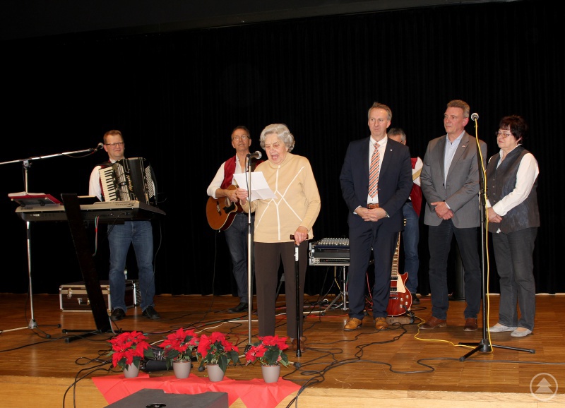 Die 90-jährige Maria Seidl unterhielt die Gäste mit einem Gedicht.