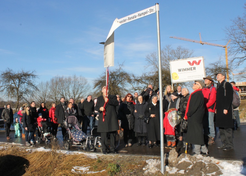 Oberb&uuml;rgermeister J&uuml;rgen Dupper enth&uuml;llt das Stra&szlig;enschild der Schwester-Renata-Hampel-Stra&szlig;e.