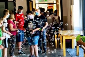 In der „Schülerschlange“ durch die Aula!