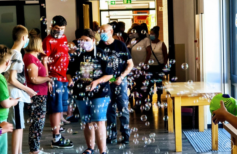 „Schülerschlange“ statt „Flur-Spalier“ – die Absolventen bekamen von ihren Schulkollegen Freundschaftskärtchen. Hier Jana Luksch, begleitet von Seifenblasen und Musik.