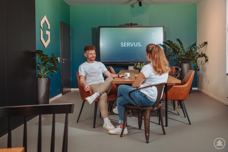 Die Auftaktveranstaltung zum “Cyber-Security Monat” wird in den neuen Räumlichkeiten des Digitalen Gründerzentrums “GreG” stattfinden. Auf dem Bild Wirtschaftsreferent Johannes Gastinger und Stephanie Fichtl (Geschäftsführerin GreG).