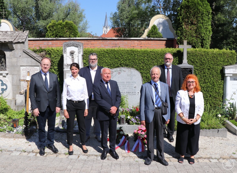 Oberbürgermeister Jürgen Dupper mit dem Sohn von Dr. Brichta, Johannes Brichta ‚ (v.l. Urban Mangold, Dr. Stefanie Wehner, Bürgermeister Andreas Rother, Alois Ortner, Johannes Brichta, Oberbürgermeister Jürgen Dupper und Erika Träger)