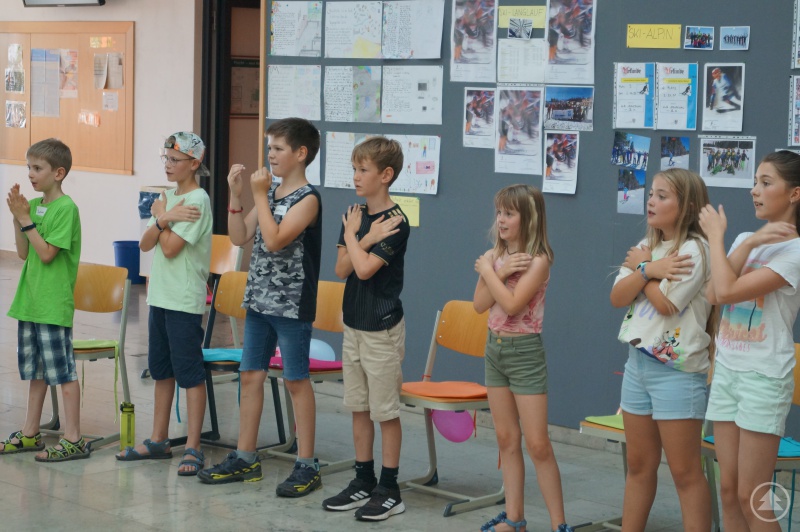 Die Schülerinnen und Schüler bei Bewegungsspielen und Tanz