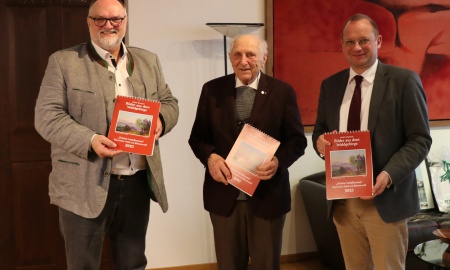 Horst Stiepani stellt Oberbürgermeister Jürgen Dupper den Böhmerwaldkalender 2023 vor