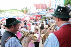 Regen rollt den Musikanten den roten Teppich aus