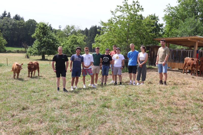 Die Landwirtschaftsschüler auf der Streuobstwiese mit dem Jungvieh. 4. v.l. Johannes Wasner, ganz rechts Christoph Probst, Foto: Ralf Braun-Reichert