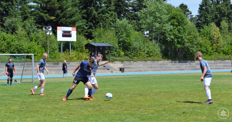 Körperbetonte aber immer faire Zweikämpfe wurden den Zuschauern geboten.