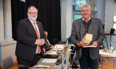 Stadtrat Hans-Jürgen Bauer erhält Auszeichnung für Verdienste um die kommunale Selbstverwaltung