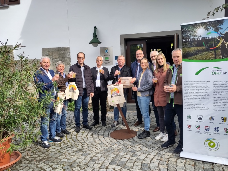 Die Streuobstaktion des Ilzer Landes 2023, mit dabei v.l.: Manfred Niggl (3. BGM Perlesreut), Leo Meier (1. BGM Röhrnbach), Martin Behringer (1. BGM Thurmansbang, MdL), Max Riedl (2. BGM Grafenau), Alexander Pieringer (1. BGM Fürsteneck), Rudolf Müller (1. BGM Ruderting), Pia Auberger (Projektmanagerin Öko-Modellregion Passauer Oberland), Max König (1. BGM Saldenburg), Corina Molz (Geschäftsführerin ILE Ilzer Land), Thomas Lehner (Leiter Staatsgut Kringell).