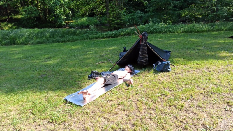 Notunterkünfte und Überlebensstrategien, auch das wird bei Aktionen in der Erlebnispädagogik vermittelt.